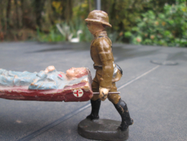 ELASTOLIN 2 Belgium soldiers carrying a brancard. 2 Belgische soldaten met draagbaar met gewonde soldaat.