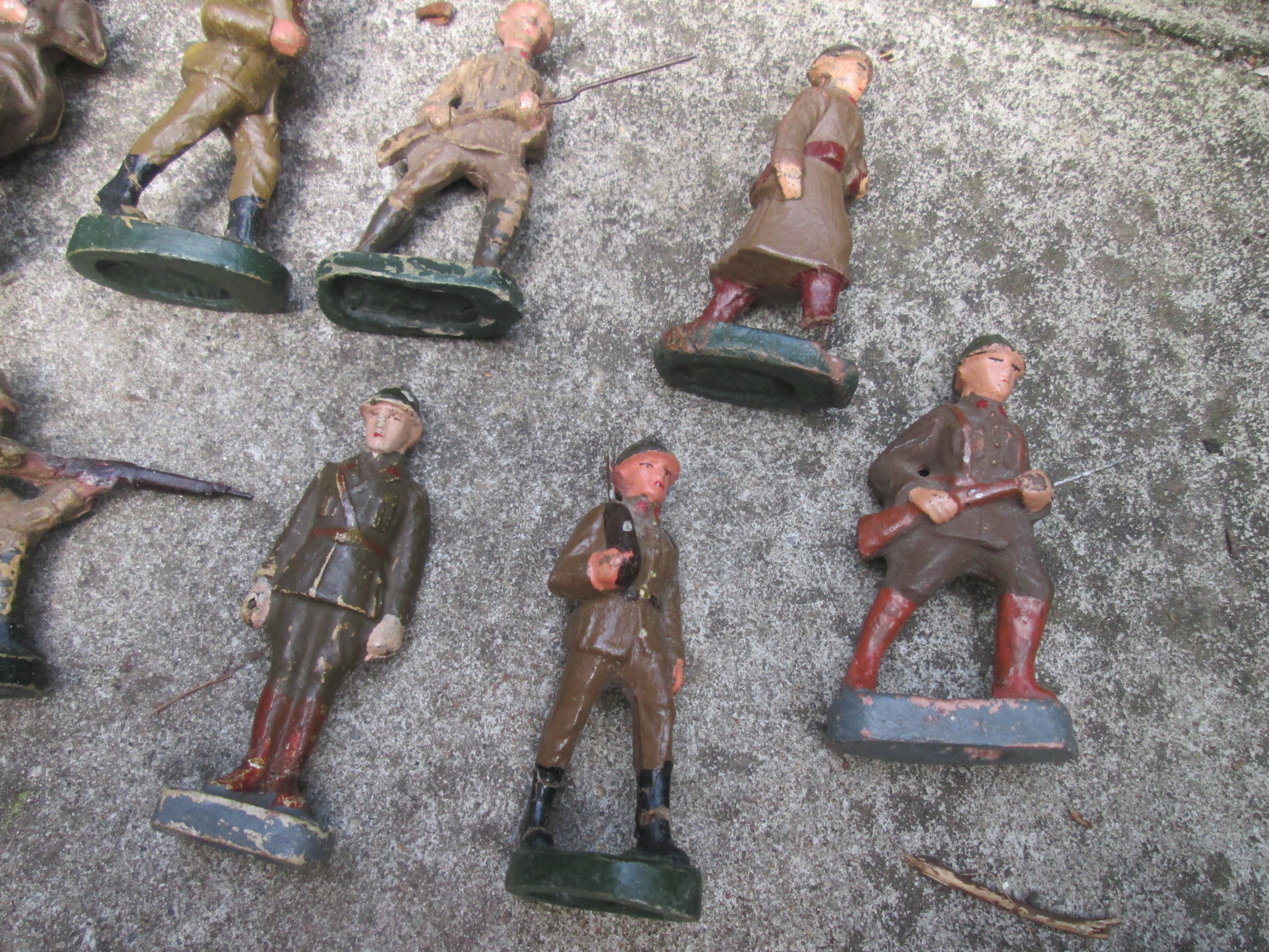 CLAIRON 12 Belgium soldiers. 12 Belgische soldaten in 1 koop