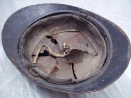 French helmet with Infantry badge and remembrance badge. Soldat de la Grande Guerre 1914-1918. Franse helm model 1915 met 1e model infanterie embleem en herinneringsplaat aan de grote oorlog.