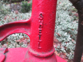 SHELL oil pump. Shell olie vat pomp wat je handmatig op kom pompen, mooi gemarkeerd decoratief stuk.