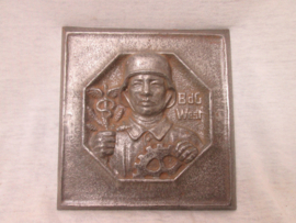 Duitse metalen plaquette B d G - West. cultuur en economische plaquette met afgebeeld een Duitse soldaat.