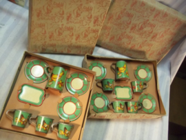 2 doosjes met blikken kopjes en schoteltjes en een schenkkan, jaren 40- 50. Made in France. zeer apart met beide originele verpakkingen.
