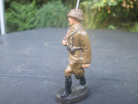 ELASTOLIN Marching Belgium soldier. Marcherende Belgische soldaat.