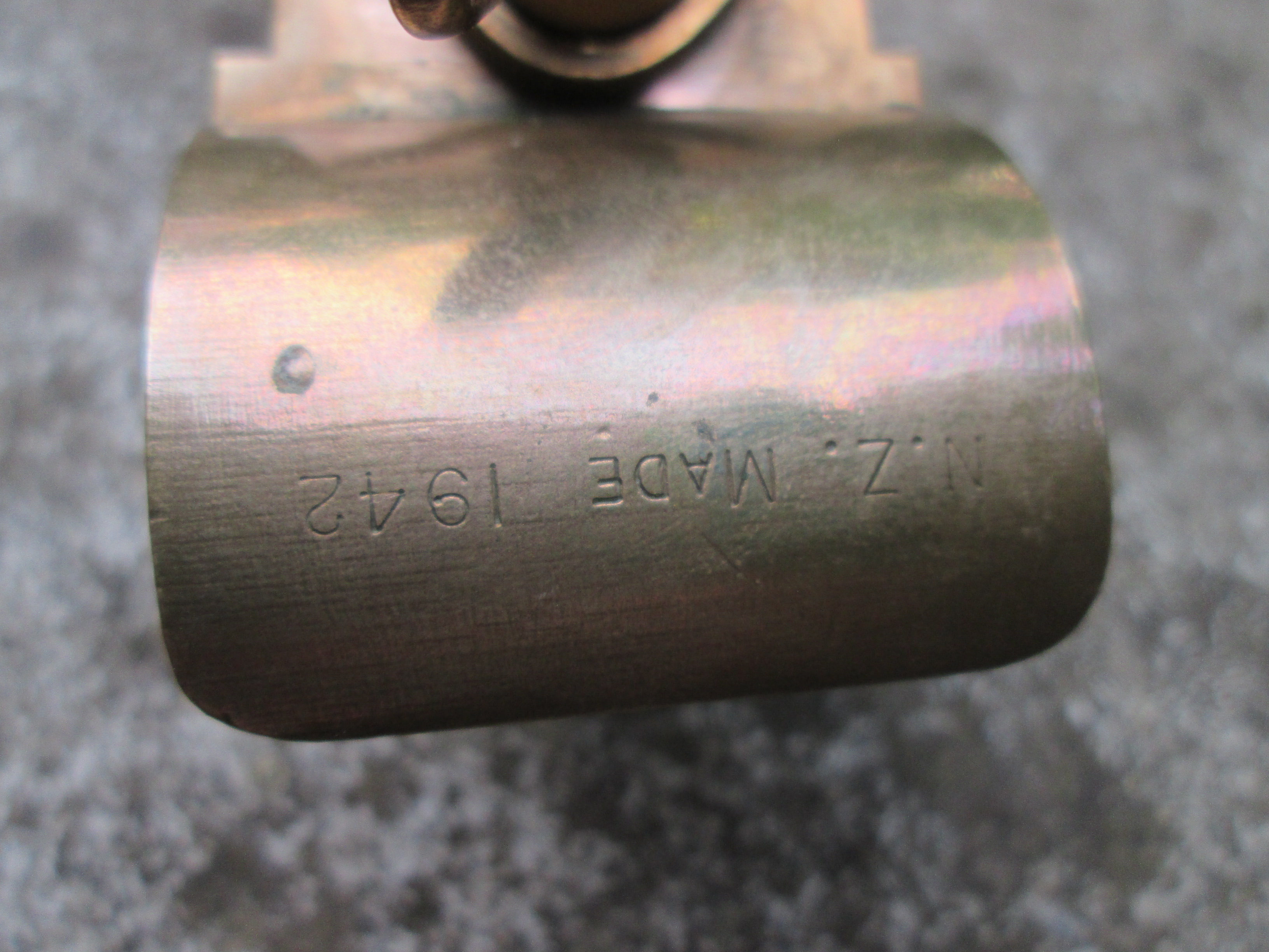 British binocular on tripod. binocular is dated 1917 tripod is dated 1942 and made in new Sealand. Engelse uitschuifbare kijker op driepoot alles mooi gemarkeerd en gedateerd TOP stuk in deze staat optisch goed.