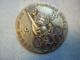 German medal 4cm. Olympic games 1936. Duitse penning 4cm. Bremen und die Olympische Spiele 1936.Bremen was een atleet. met maker achterop. Er zijn veel Olympische medailles en penningen, maar deze heb ik eigenlijk nog nooit eerder gezien.