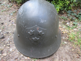 Swedish helmet M 21 (18). with liner double decal, front badge. Zweedse helm 1921 met decals en helm embleem.