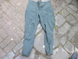 WW2 Swiss  Fielduniform officers complete with trousers in a nice condition. Zwitsers officiers uniform met broek in een nette kwaliteit artillerie veldgrijs uniform met leuk etiket.