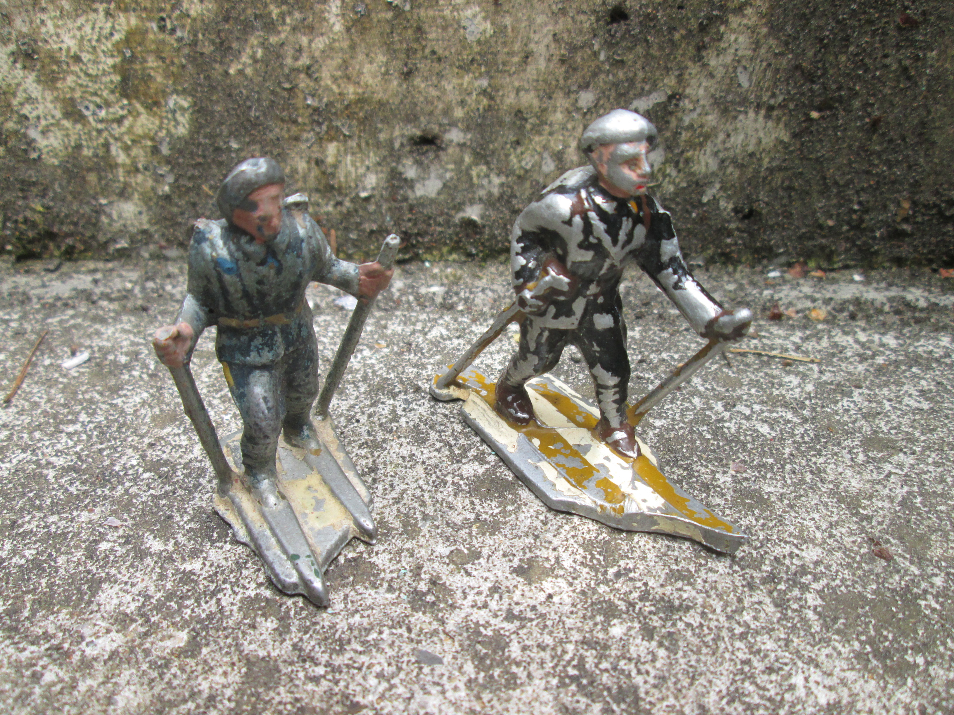 2 leight weight French soldiers chausseur alpine on skies. 2 Aluminium Franse alpine jagers op skieen. bespeeld