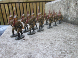 ELASTOLIN 14 Marching Belgium soldiers. 14 marcherende Belgische soldaten in goede staat met lange jas.