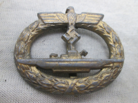 German Submarine war badge late war production. Duitse Kriegsmarine U-boot Kriegsabzeichen - Feinzink, late aanmaak geen maker zinken uitvoering. mooie aparte speld