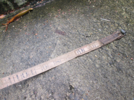 British measuring tool equipment in yards and meters, marked with broad arrow. Engels meetlint met de twee maten gebruikt bij artillerie eenheden voorzien van de oorlogspijl .