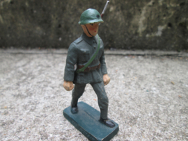 DURSO Dutch soldier, Nederlandse soldaat marcheert met geweer. goede staat.