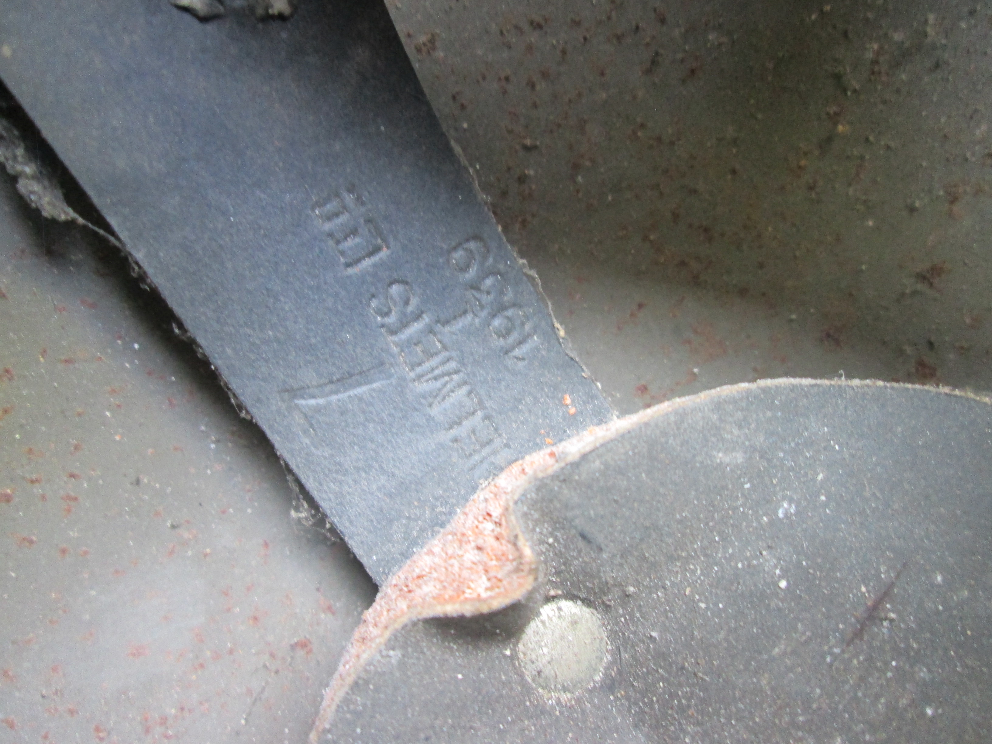 British Mk II brodie steel helmet with the W of WARDEN nicely marked 1939. Engelse staalhelm in een zeer nette staat mooi gemarkeerd, vroeg model binnenwerk.