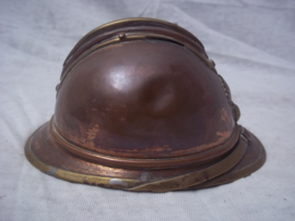 Franse miniatuurhelm M-1915- LOOPGRAVENKUNST- zeer gedetailleerd gemaakt, zelfs het binnenwerk is van metaal. 13 cm. lang en 7 cm hoog, breed 9 cm. Zeldzaam item.