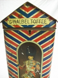 Moneybox as watchman´s hut. Blikken wachthuisje als spaarpot met twee soldaten en bovenop het embleem