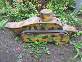 French tin toy tank. Franse blikken speelgoed tank JOUET FRANCAIS, mechanisch camouflage mimikri geverfd zeer bijzonder stuk staat ook in het museum Flanders Fields Ieper.