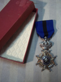 Belgium medal in box, with two languages. Belgische leopold medaille in doos, 2 talig