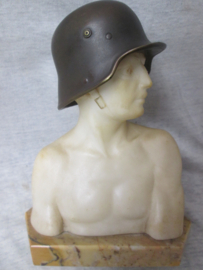 Marble statue German soldier albast with bronze helmet M16, signed SCHRIMPF. Albast beeldje met bronzen Duitse helm, hoog 18 cm, zeldzaam stuk.