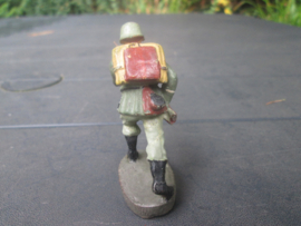 ELASTOLIN German soldier attacking with rifle Duitse soldaat in de aanval.