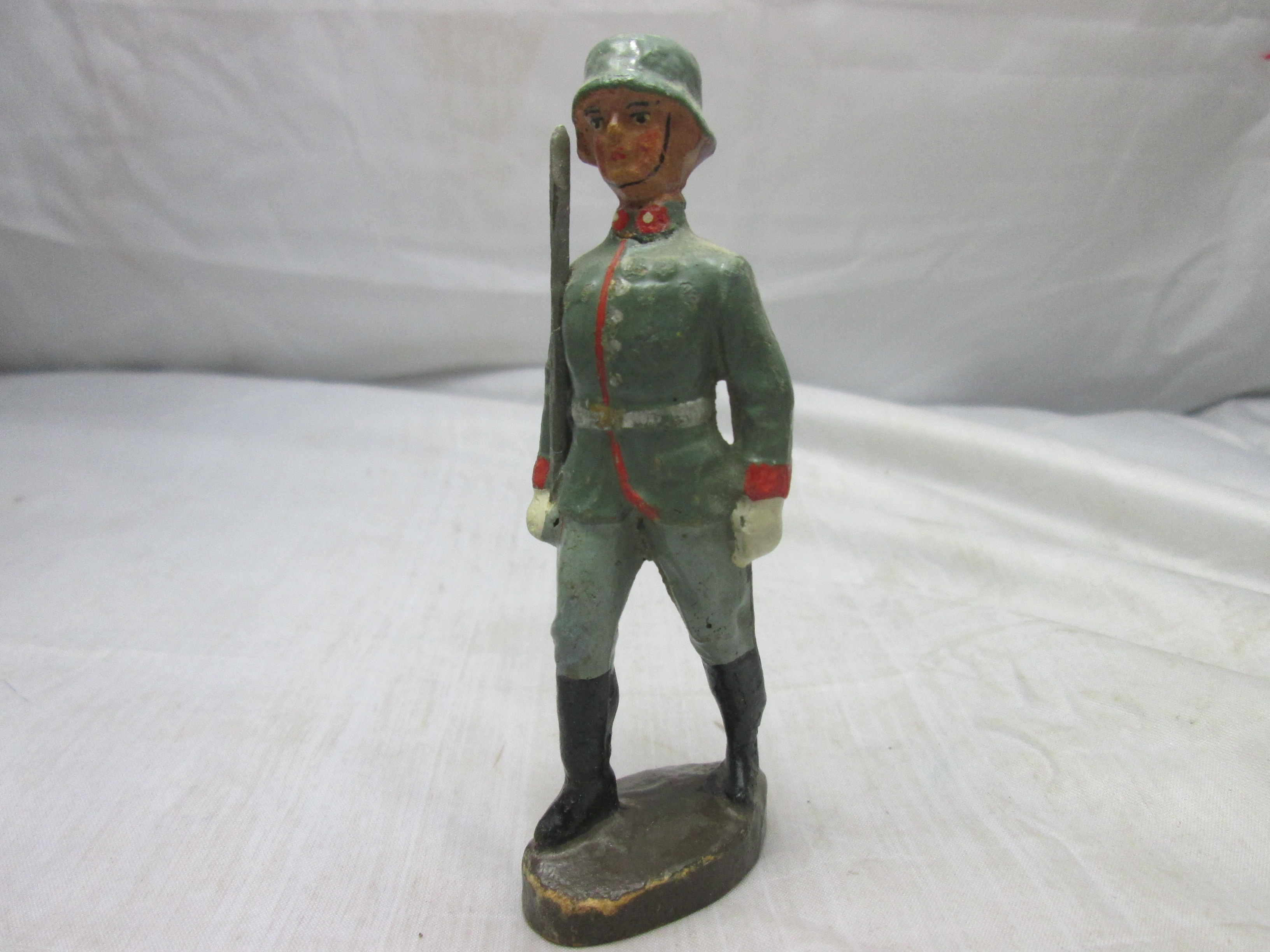 ELASTOLIN German soldier 10 cm. Elastolin Duitse soldaat in groot wachthuisje speciaal voor de 10 cm figuren zoals deze Duitse wachtpost, leuke bijzondere set