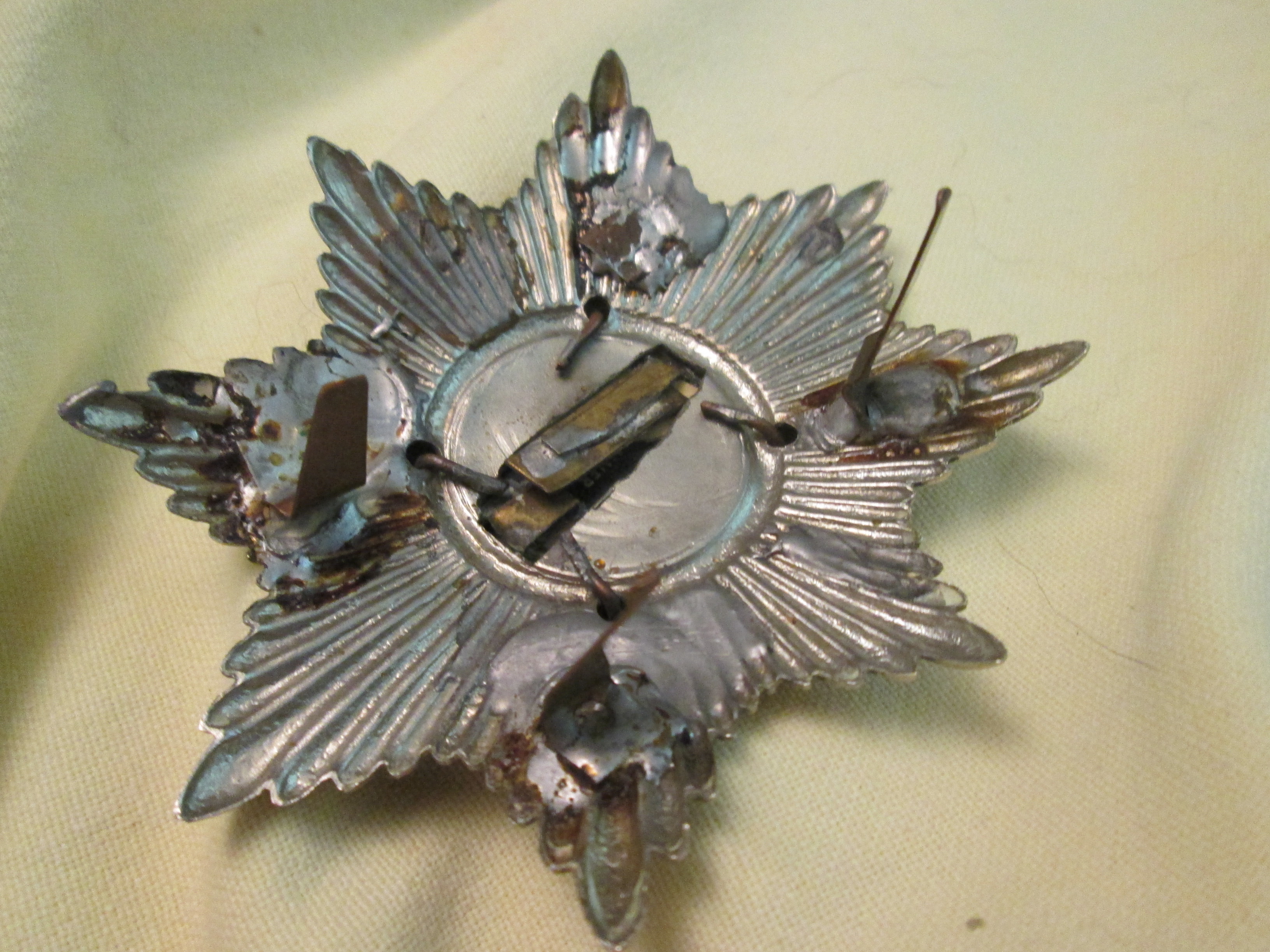 British helmet badge for the life guard helmet 5th Dragoons. Engels helm embleem voor de paradehelm.
