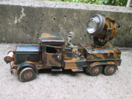 German Tippco Military truck with searchlight, working on batteries. Duitse blikken speelgoed vrachtwagen camouflage met zoeklicht dat op batterijen werkt zeer goede staat bijzonder stuk.