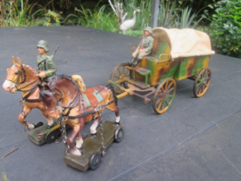 Tippco tin wagon with 2 horses and German soldiers. Blikken huifkar met paarden en 2 Duitse soldaten.