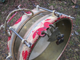 German drum of the Hitler- Jugend, with eagle drum hanger. Duitse trommel van de Hitler-Jugend, met de trommeldrager merk LEFIMA. 1 trommelvel is er niet meer bij.