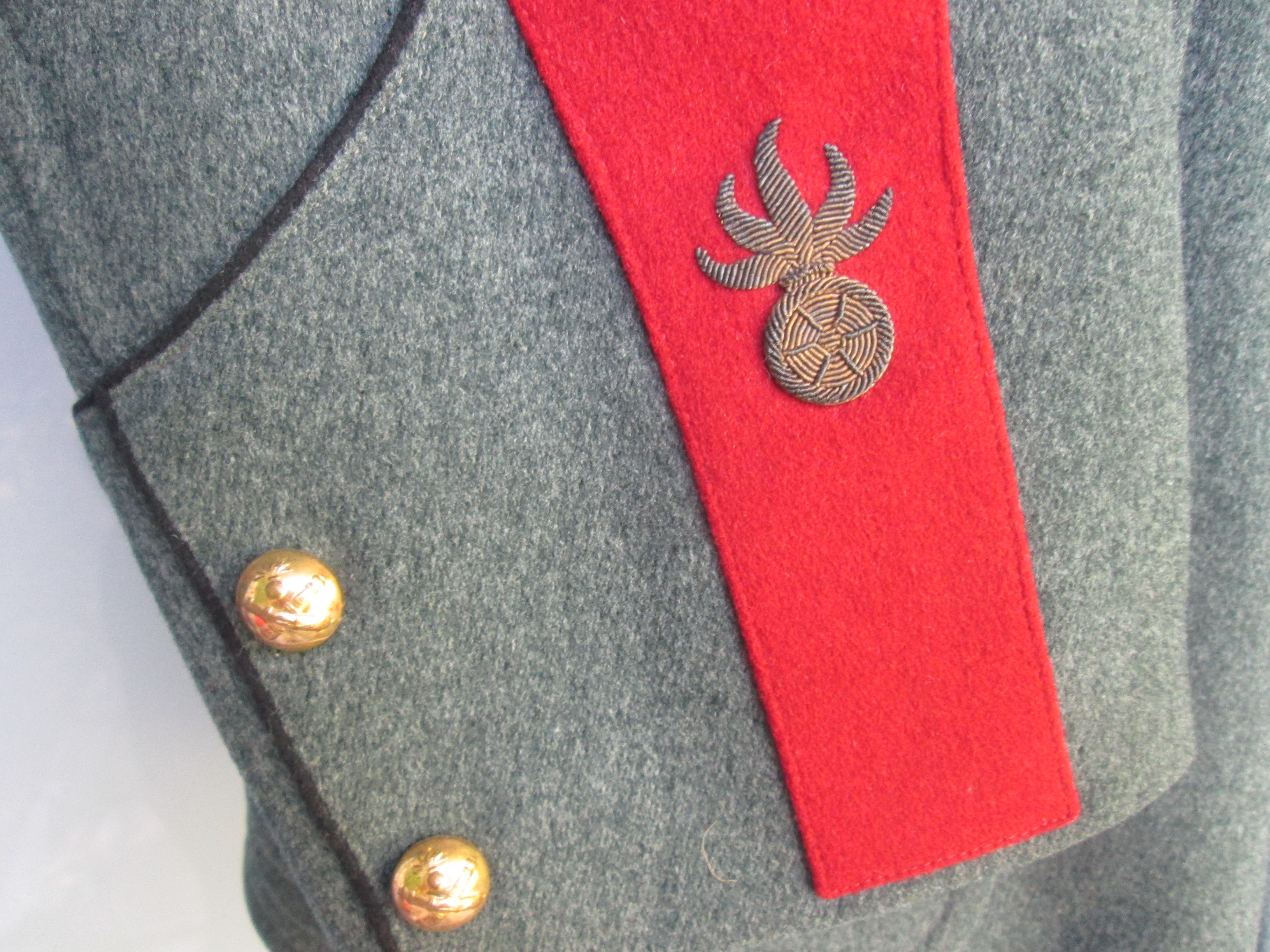 WW2 Swiss  Fielduniform officers complete with trousers in a nice condition. Zwitsers officiers uniform met broek in een nette kwaliteit artillerie veldgrijs uniform met leuk etiket.