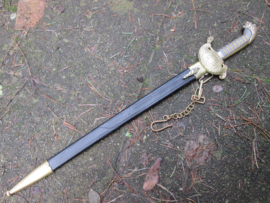 Police dagger of the Amsterdam police. Nederlandse ponjaard gebruikt door de Amsterdamse politie, hier zijn 3 stuks van bekend, zeldzaam stuk in een zeer nette staat gemerkt HERDER, met nummer 645. TOP stuk Museum goed.