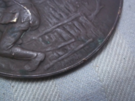 French plaque, medailion, table- medal. battle of Fort Vaux, Major Raynal, the last pigeon, this pigeon was later decorated. Penning Frans strijd om Fort Vaux verdun. laatste duif gebruikt voor bericht van overgave, Zeldzaam.