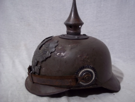Metal ersatz spikehelmet with innerliner. Blikken pickelhaube, meestal van de BING speelgoed fabrikant, met Pruisen helmplaat en binnenwerk. Een ersatz pickelhaube van metaal in deze staat zijn zeer zeldzaam.
