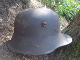 German helmet Model 1916 with Wehrmacht decal. Duitse helm M-16 met wehrmacht decal, zo gevonden, originele kleur.  GBN-64 Gebruder Bing Nurnberg, alleen het leer ontbreekt aluminium rand aanwezig TOP stuk