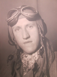 Photograph of a German airman. Duitse foto met een Luftwaffe piloot in vliegeroverall met cap en bril. mooie aparte foto.