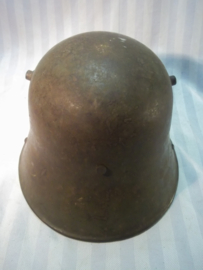 German helmet M-1916 with original liner and colour, maker G62, very nice untouched helmet. Duitse helm model 1916 met origineel binnenwerk en kleur, mooi complete helm.