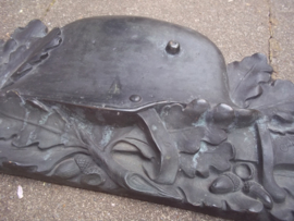 Bronzen herinnerings plaquette Duitse M 1916 helm met bajonet en lauwertakken, mooie relief werking, en groot namelijk  55 bij 25 cm. mooie indrukwekkende plaat