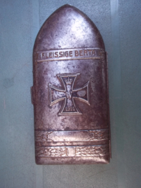 German cigarette case in the shape of the famous Bertha shell. Duits sigaretten etui in de vorm van de kogel uit de Dikke Bertha, Fleissige bertha