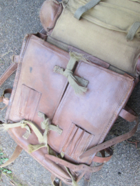 Japanese army officers pattern leather backpack, in usedbut complete condition. Japanse leren rugzak, vroeg model, geheel compleet. bijzonder leuk stuk Japanse uitrusting.