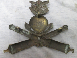 French Navy Artillery shako plate Circa 1850- 1900, Franse Marine- artillerie shako embleem, genummerd aan de achterkant, Zeldzaam stuk, compleet met de 3 bevestigings ogen.