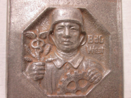 Duitse metalen plaquette B d G - West. cultuur en economische plaquette met afgebeeld een Duitse soldaat.