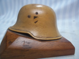 Miniature German helmet Model 1916 made of wood.  Miniatuur helm Duits WO1 gemaakt van hout, zeer apart. 10 bij 10 cm.