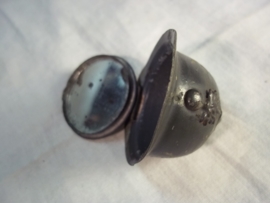French miniature helmet, with mirror inside. sweetheart. Franse miniatuur helm met infanterie embleem als je hem open klapt zit er een spiegel in.