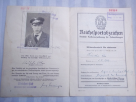 Duitse oorkonde voor het bronzen sport abzeichen D.R.L. mooi ingevuld document met man op foto in uniform van de Luftwaffe. zeer aparte foto zie petkoord.