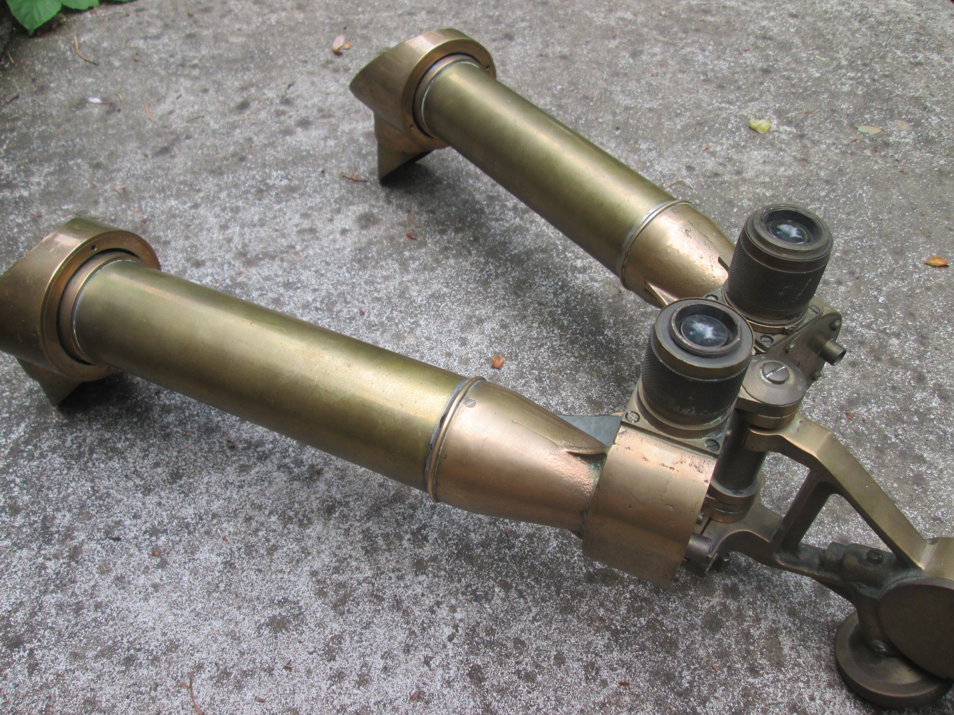 British telescope stereoscopic Mk IV, dated 1942. Engelse stereokijker, loopgravenkijker optisch goed, mooi gemarkeerd vervaardigd uit brons, zeer decoratief item.