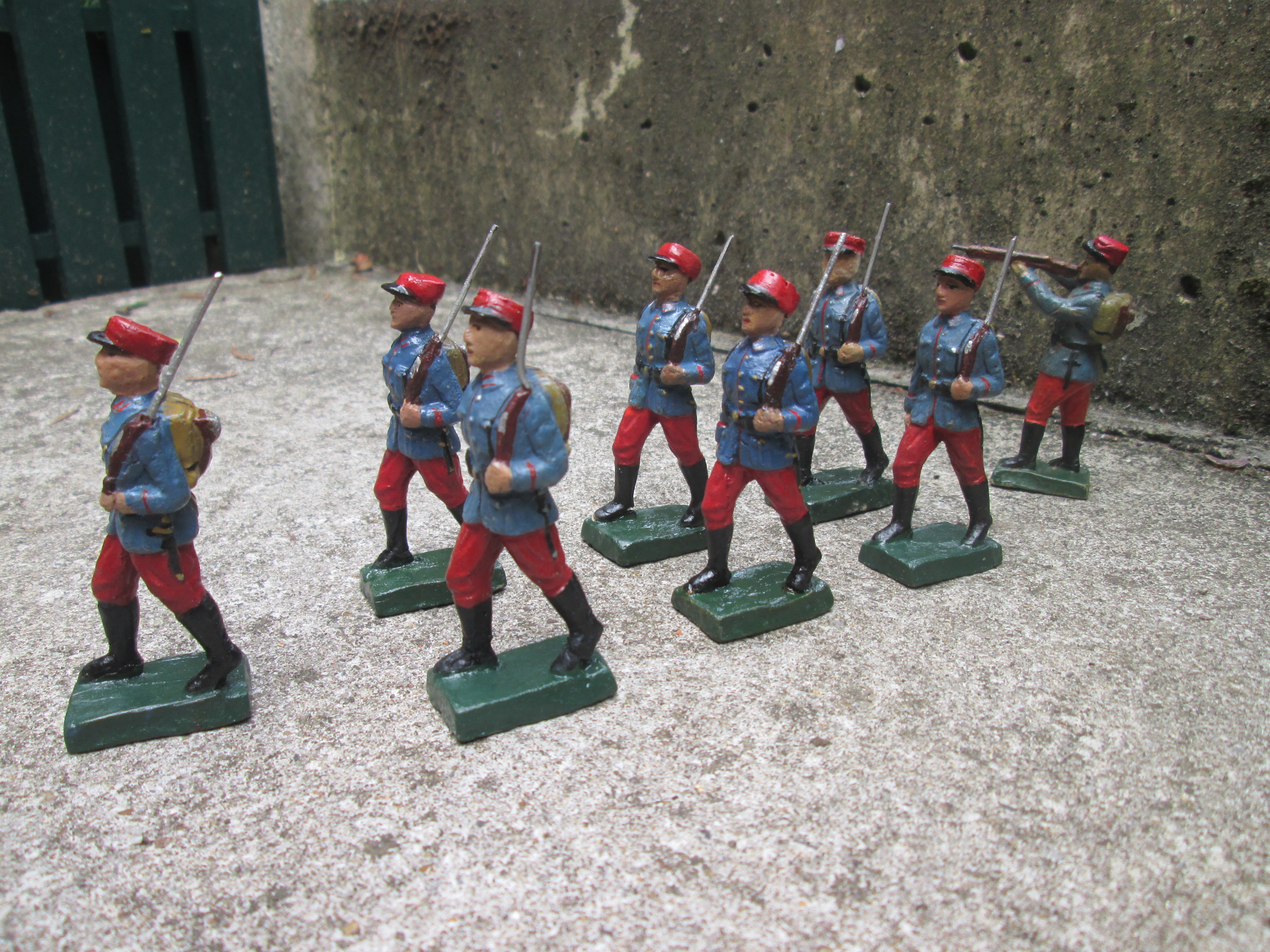 Set French marching soldiers 9 pieces. Set van 9 Franse soldaten in blue Horizon uniform met rode kepie zeer goede staat.
