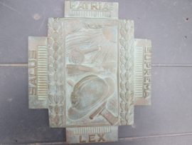 Bronse Belgium medal plaque. Bronzen grafplaat van het VUURKRUIS. de medaille voor de IJser strijders.