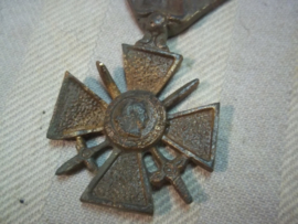 2 bronse French medals for a memorial plate. 2 bronzen Franse medailles van een monument. Croix du Guerre