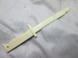 Set of German colonial items, very rare. bayonet of ivory with KAMERUN engraved. Kavel Südwest Afrika herinnerings items 2 speldjes en ivoren bajonet als briefopener. speldje koloniale hoed .BDMA- Willkommen Daheim.