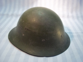 Dutch helmet M-1916 nicely marked CM- 1927. Nederlandse helm Model 1916, met CM stempel, 1 riemsleuf en datum 1927 perfecte staat CM- Centraal Magazijn. helm in een bijna MINT staat en in deze conditie nauwelijks nog te vinden zeldzaam dus.