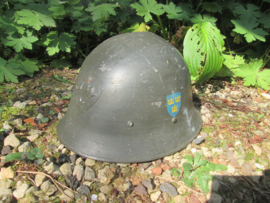 Swedish helmet M 21 (18). with liner double decal, front badge. Zweedse helm 1921 met decals en helm embleem.